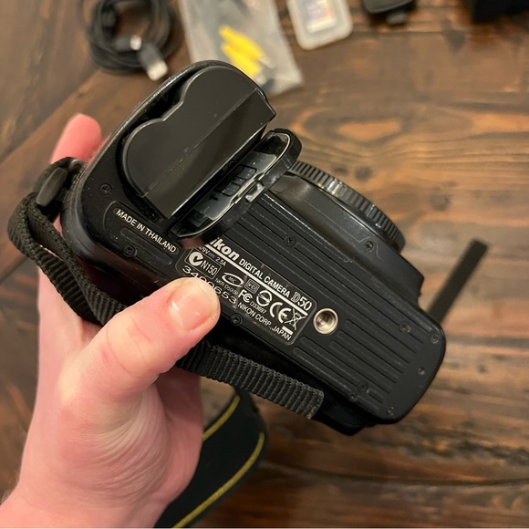 Nikon D50 DSLR Camera w/Accessories - Picture 5 of 16